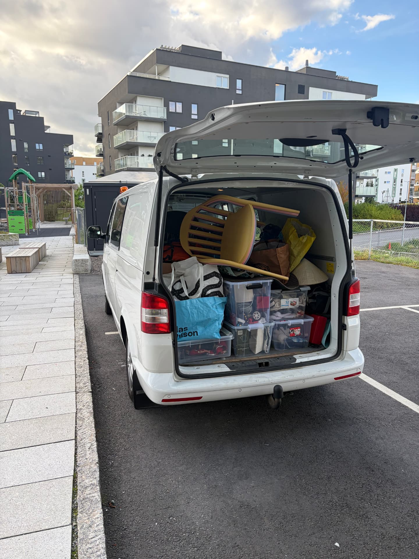 Varebil lastet med møbler og flyttekasser under et flytteoppdrag