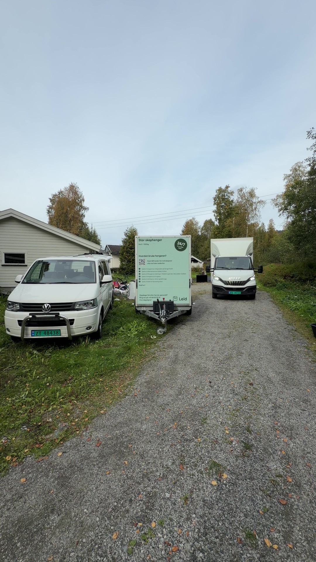 Varebil og henger fullastet etter ryddeoppdrag på Romerike