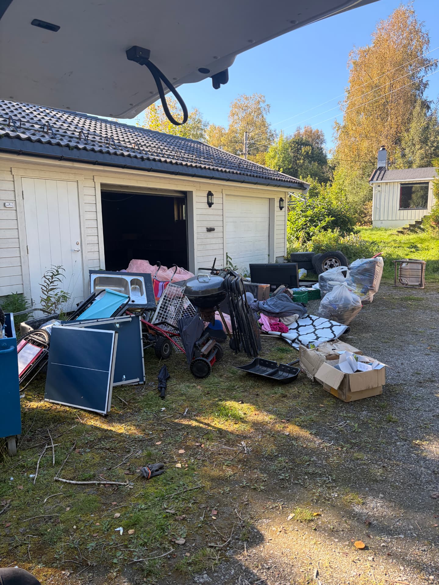 Tømming av garasje i Hurdal – møbler og avfall klart for bortkjøring