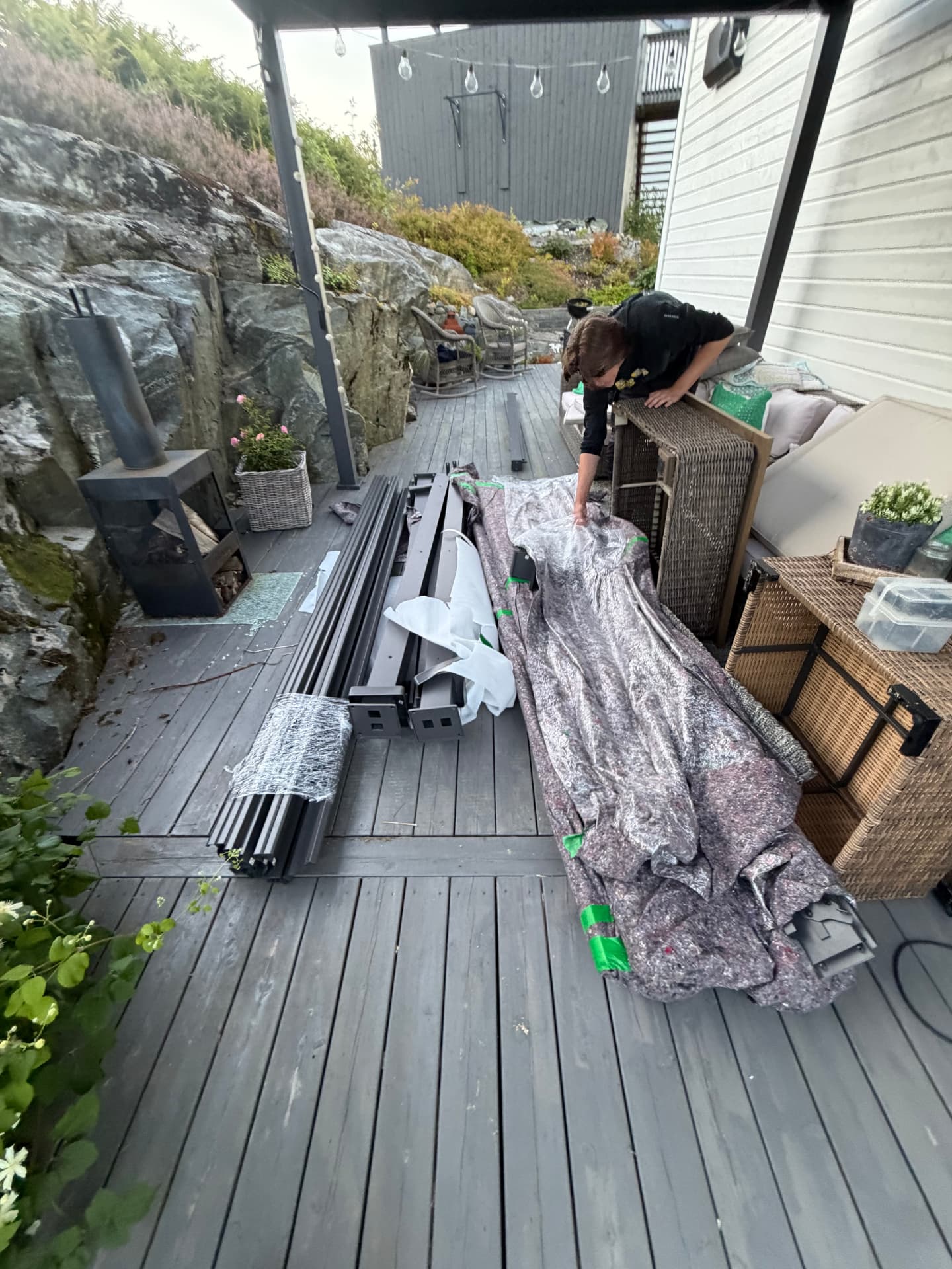 Demontering av pergola på terrasse før bortkjøring